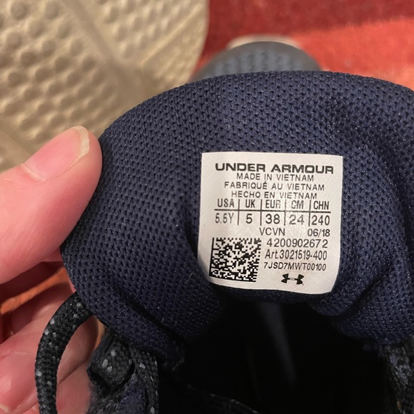 Youth Under Armour Sneakers - Picture 3 of 3